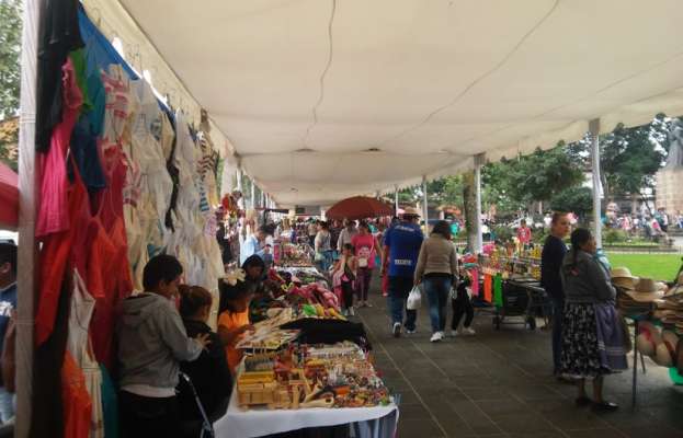 Artesanas purépecha cierran con éxito feria con honores a Morelos y a Gertrudis Bocanegra 
