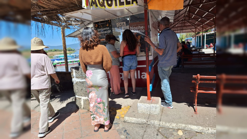 Falso que se haya interrumpido servicio de lanchas en lago de Pátzcuaro: CEAC