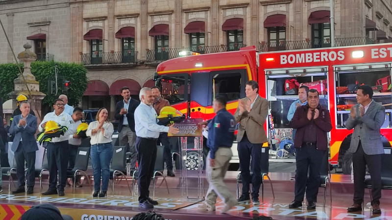 Entregan 21 vehículos y equipamiento a bomberos de Michoacán