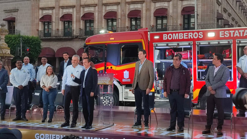Entregan 21 vehículos y equipamiento a bomberos de Michoacán