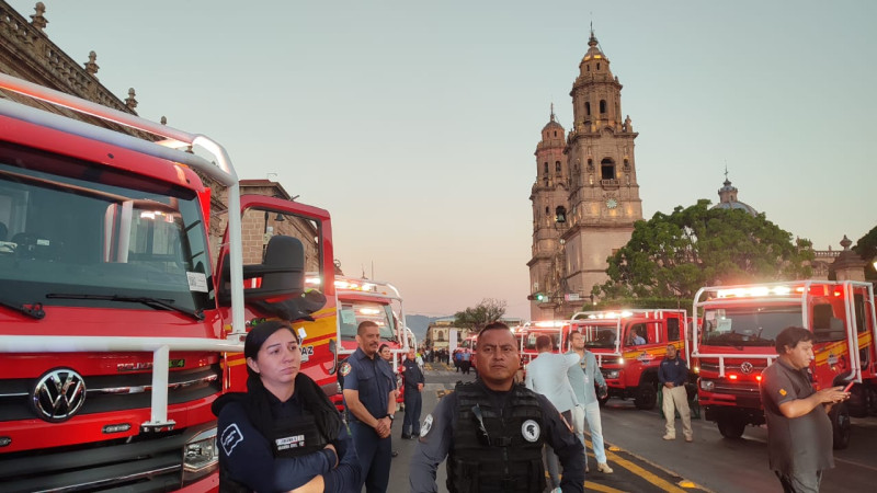 Entregan 21 vehículos y equipamiento a bomberos de Michoacán