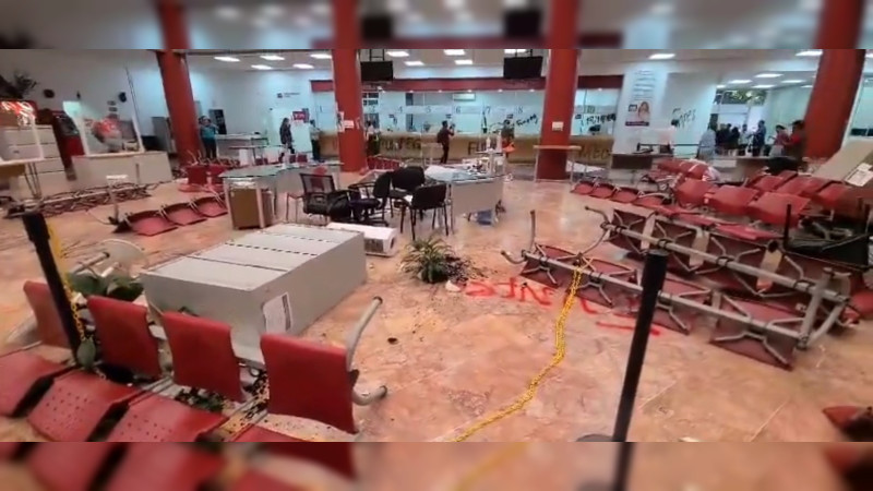 Normalistas hacen destrozos en oficinas de gobierno en Chilpancingo 