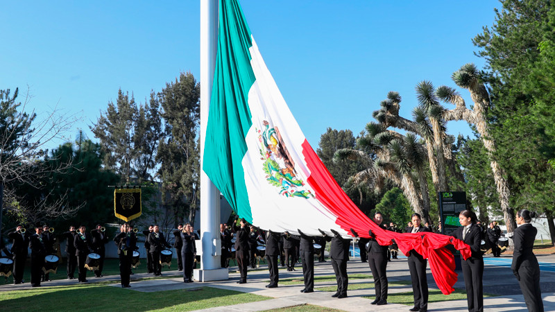UMSNH honra al Lábaro Patrio