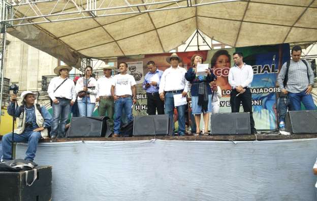 Concluye marcha de maestros y sindicalizados en Morelia - Foto 0 