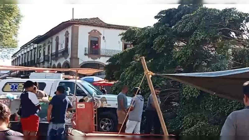 Cae árbol en la plaza Gertrudis Bocanegra de Pátzcuaro, Michoacán; hay varios heridos 