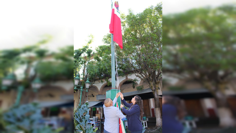 Con acto cívico conmemoran el Día de la Bandera Nacional en Quiroga, Michoacán