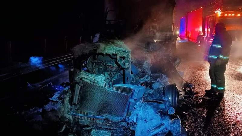 Se incendia tractocamión en la autopista de Occidente, en Zinapécuaro, Michoacán 