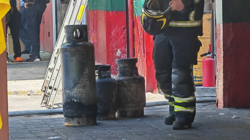 Explosión de gas en la Ciudad de México consume predio y deja heridos graves 