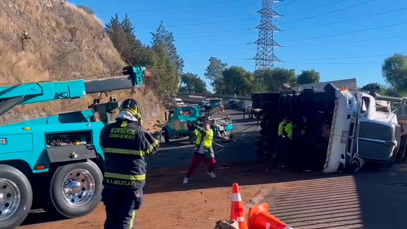 Vuelca tráiler en la México-Cuernavaca; transportaba 25 toneladas de cartón 
