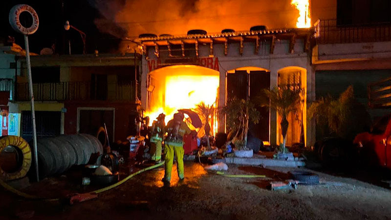 Voraz incendio consume vulcanizadora, en Querétaro 