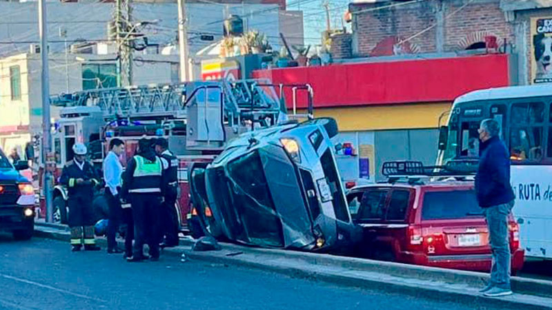 Tres vehículos chocaron y uno volcó, en la avenida Cimatario de Querétaro capital 