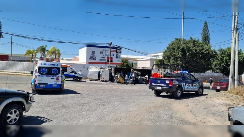 Vuelca tolva en Parque Industrial Balvanera en Querétaro 