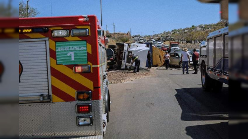 Querétaro: Camión de carga vuelca e impacta 4 vehículos en el Fray Junípero Serra 
