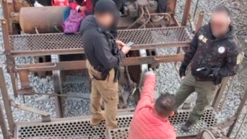 Sonora: INM rescata a 35 migrantes que viajan en vagones de tren  