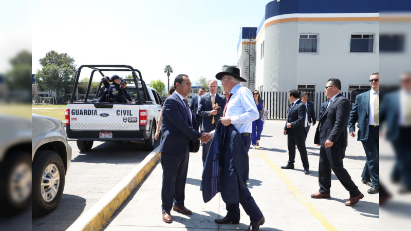 Ken Salazar Embajador de EUA visitó instalaciones de la FGE Michoacán