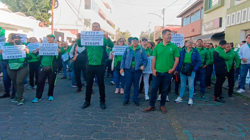 Se manifiestan empleados del STASPE; piden destitución de director del penal de Zitácuaro 
