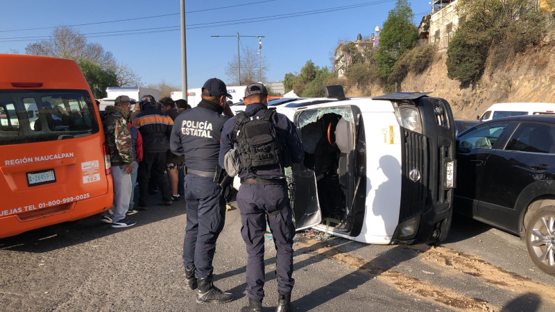 Volcadura de camioneta de pasajeros deja varios heridos en la carretera Naucalpan-Toluca 