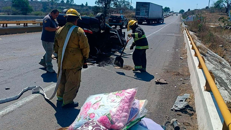 Tres heridos por volcadura en la autopista Morelia-Salamanca, en Michoacán  