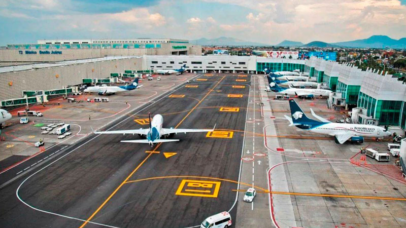 Aerolíneas suspenden operaciones en el AICM por actividad del Popocatépetl 