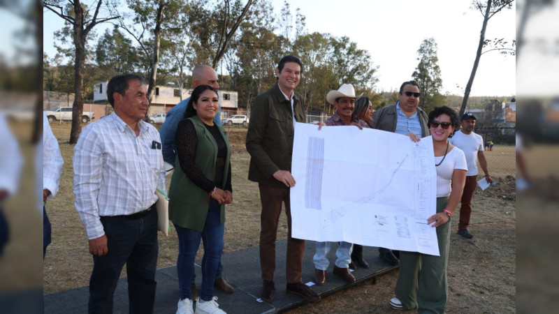 Brinda Alfonso Martínez certeza jurídica a vecinos de el Ejido La Boruca