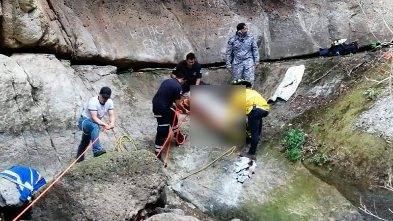 Rescatan a senderista que cayó desde 45 metros de altura en Guanajuato; resultó gravemente herido