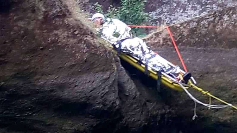 Rescatan a senderista que cayó desde 45 metros de altura en Guanajuato; resultó gravemente herido