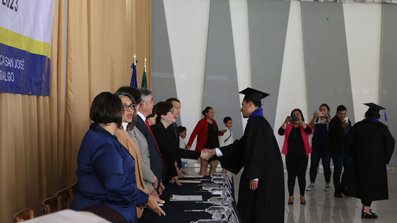 Graciela Guzmán Bucio, presidenta Honoraria del DIF Municipal de Hidalgo, Michoacán, asistió a graduación de la UVAQ 