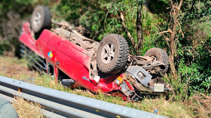 Vuelca camioneta en la carretera Los Reyes-Uruapan, Michoacán 