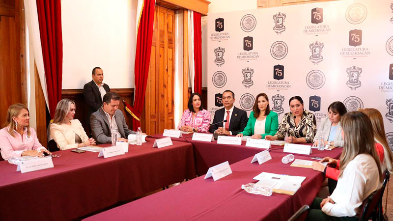 Adrián López Solís presenta ante el Congreso de Michoacán V Informe  