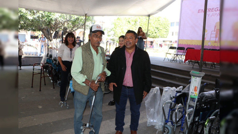 Ayuntamiento de Hidalgo entrega sillas de ruedas y aparatos de movilidad a personas con alguna discapacidad