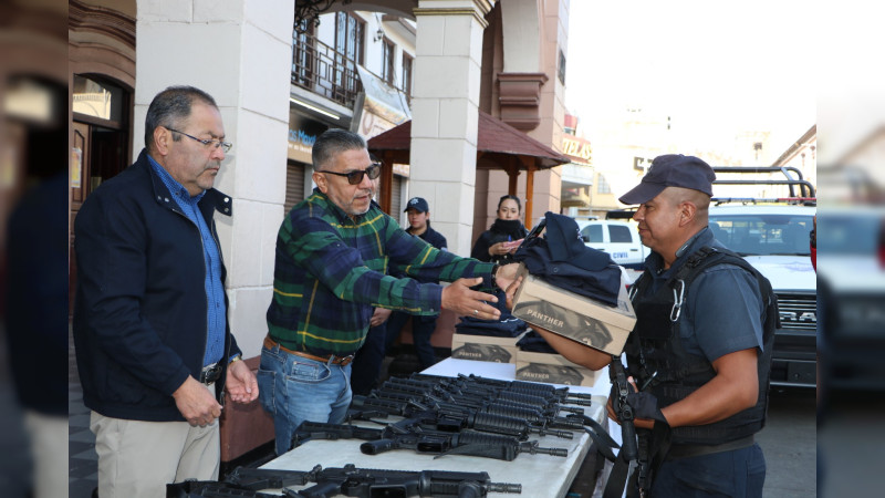 Téllez Marín hizo entrega de uniformes, armamento y patrullas, a elementos de Seguridad Pública Municipal