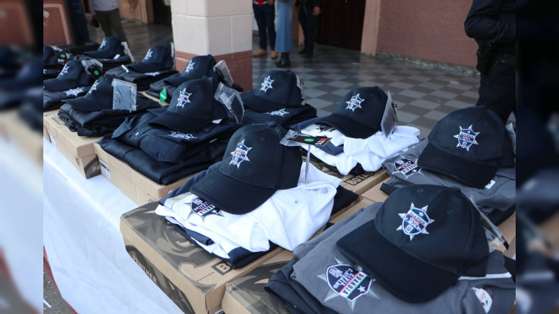 Téllez Marín hizo entrega de uniformes, armamento y patrullas, a elementos de Seguridad Pública Municipal