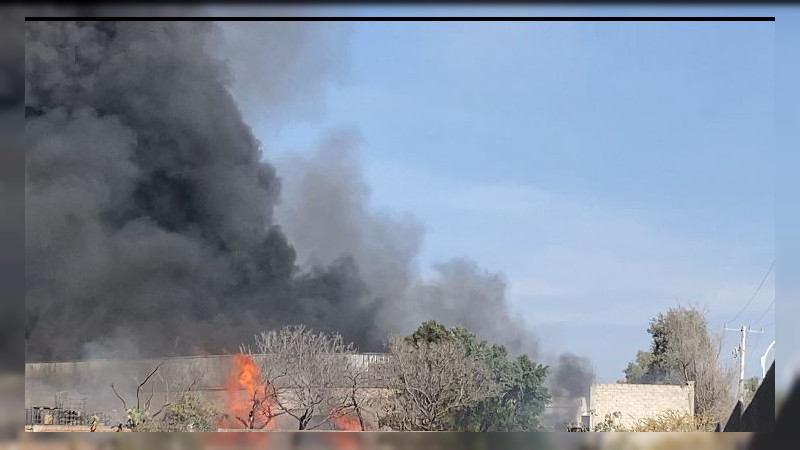 Arde recicladora en inmediaciones al penal de San José el Alto en Querétaro 