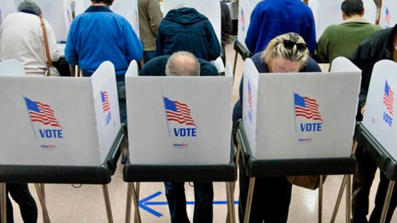 El voto hispano sigue siendo demócrata, pero se está volviendo republicano, según estudio 