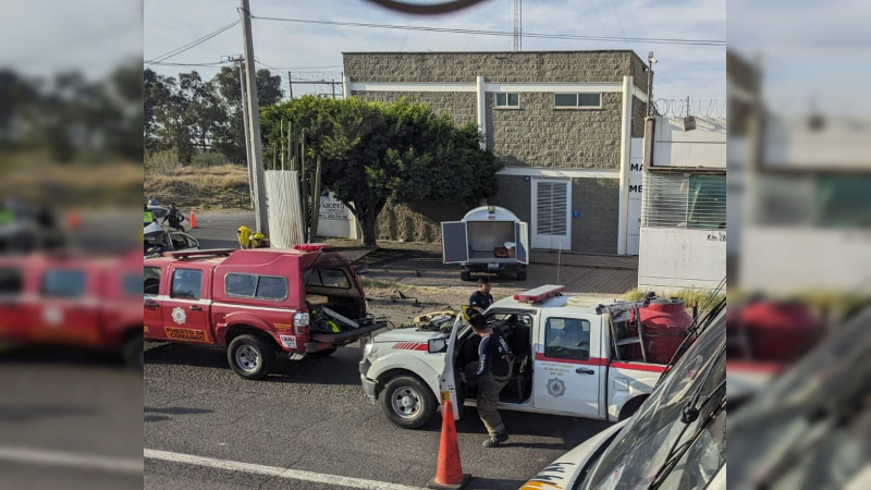 Guanajuato: Conductor se impacta contra poste y pierde la vida 