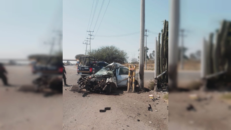 Guanajuato: Conductor se impacta contra poste y pierde la vida