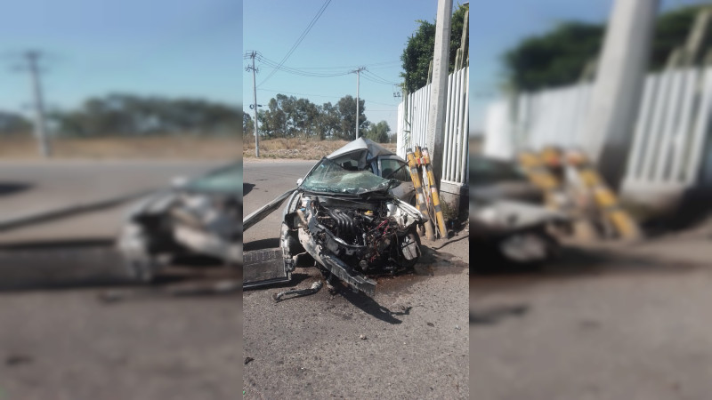Guanajuato: Conductor se impacta contra poste y pierde la vida