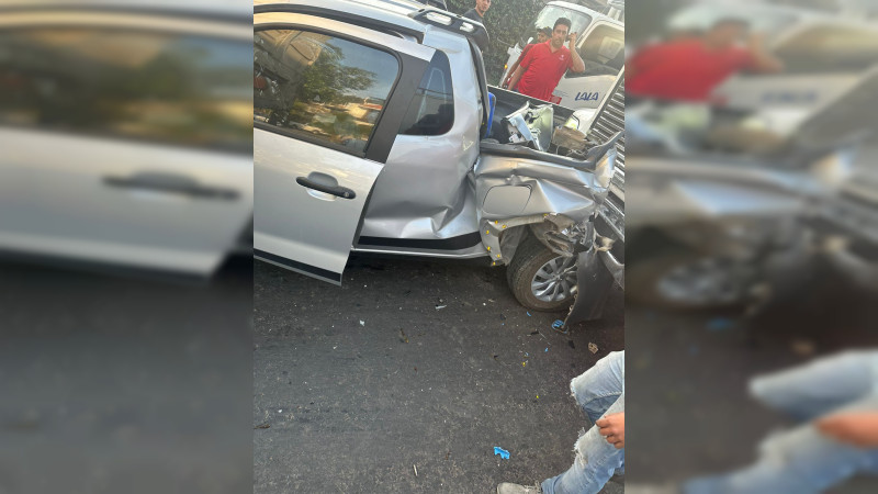 Torton choca camioneta en Uruapan, Michoacán; hay un herido