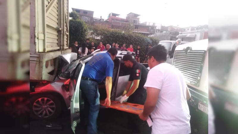 Torton choca camioneta en Uruapan, Michoacán; hay un herido