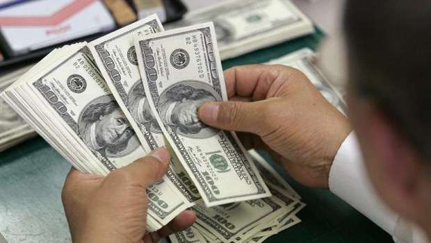 Dólar cierra hasta en $19.74 en bancos 