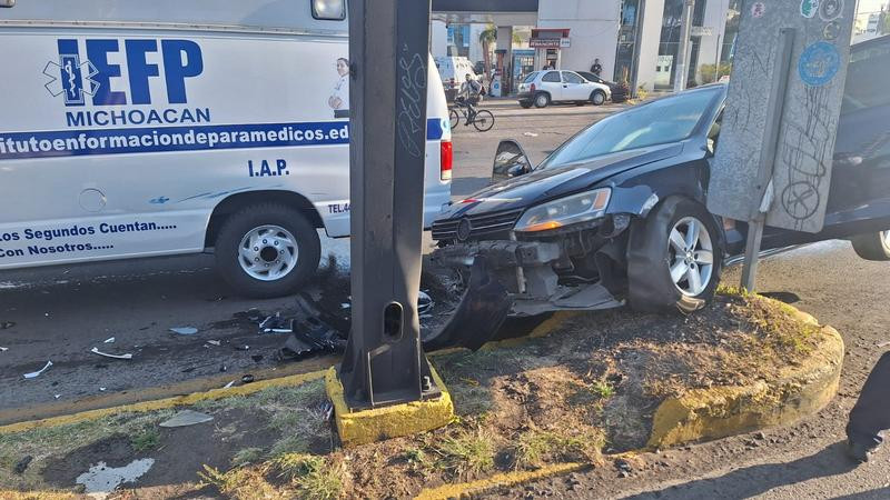 Morelia, Michoacán: Choca auto contra ambulancia, hay una mujer herida 