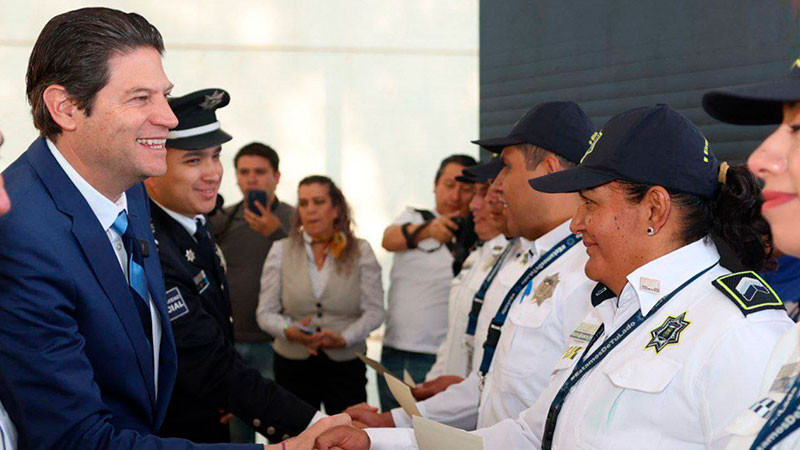 Entrega Alfonso Martínez promociones y ascensos a 144 policías de Morelia 