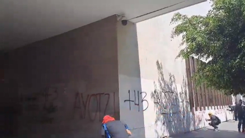 Normalistas lanzan petardos contra la SRE en protesta por los 43 normalistas de Ayotzinapa 