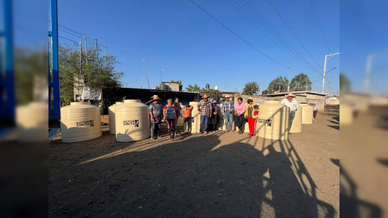 Víctor Zurita entrega tinacos y apoyos a las familias del Distrito 10 