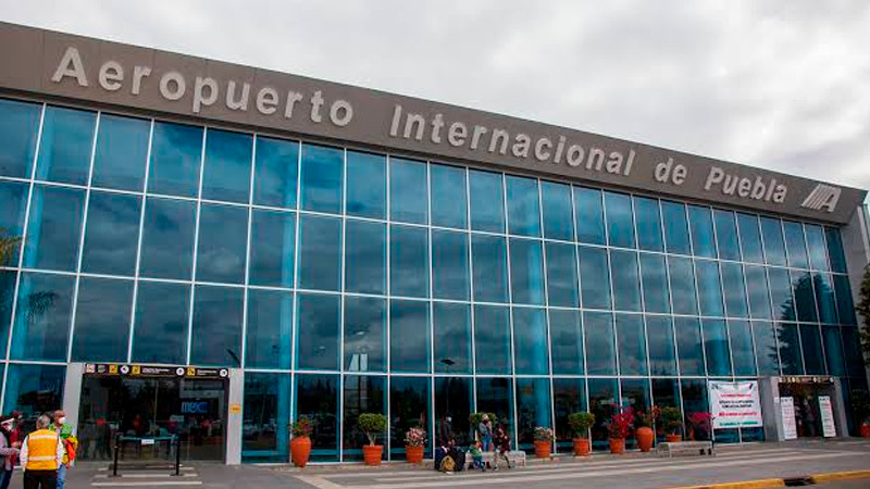 De nueva cuenta cierran aeropuerto de Puebla por caída de ceniza volcánica 