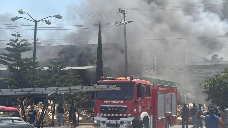 Se prende en llamas Central de Abastos de Tultitlán 
