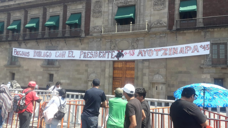 Manifestantes colocan manta debajo de Balcón Presidencial; exigen diálogo con AMLO por caso Ayotzinapa 