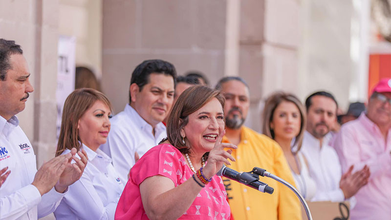  Xóchitl Gálvez firma ante notario público “pacto de sangre” para mantener programas sociales 