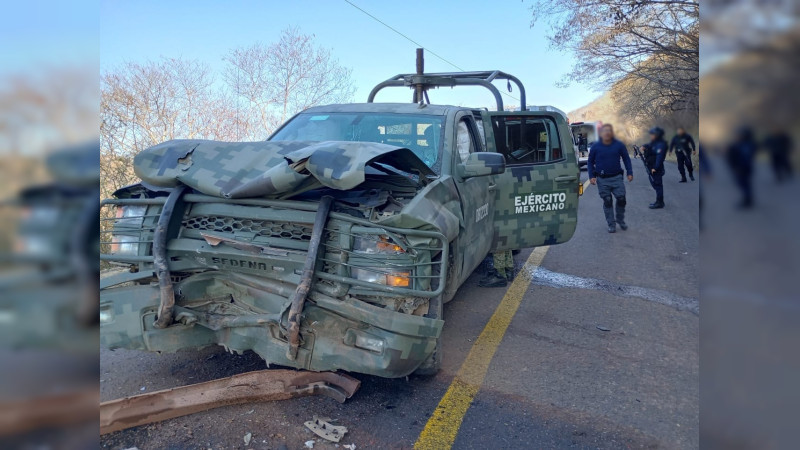 Choca camión militar en Huetamo, Michoacán  