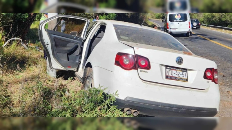 Accidente en la carretera Huajúmbaro - Zinapécuaro deja una mujer lesionada 